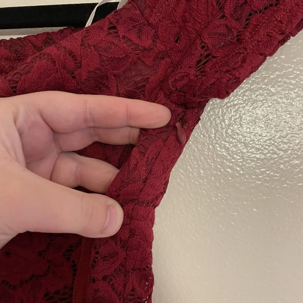 Lulus Women XS Flirty Thoughts Wine Red Lace Off-The-Shoulder Bodycon Dress NWT - Picture 6 of 12